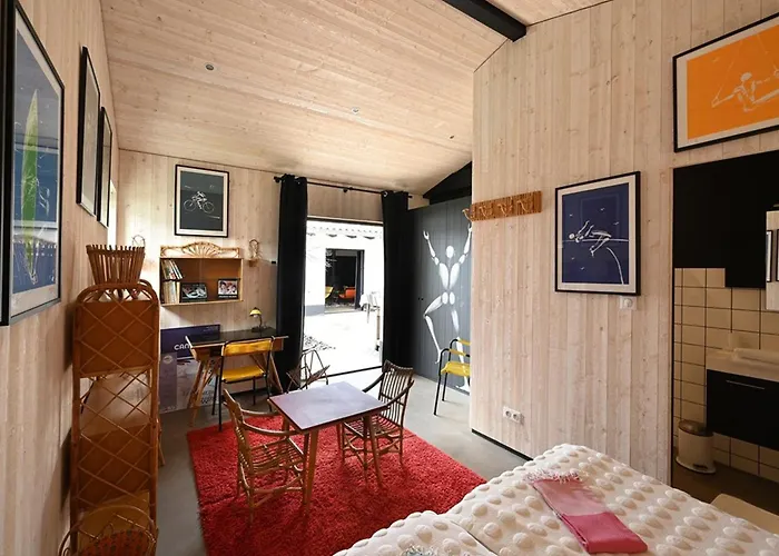 Maison Spacieuse Avec Parking Proche De La - Fr-1-434-117