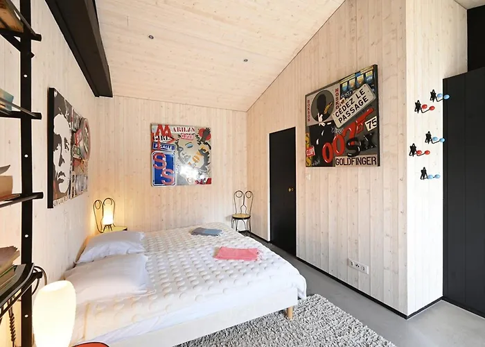 Maison Spacieuse Avec Parking Proche De La - Fr-1-434-117 *