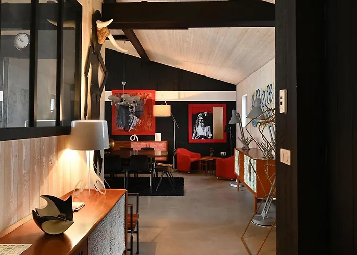 Maison Spacieuse Avec Parking Proche De La - Fr-1-434-117 *